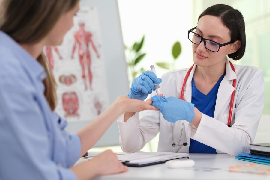 Profesional de salud realizando un examen preventivo a una colaboradora
